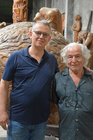 Juan Carlos Flores con Zeledón Guzmán en el taller del escultor