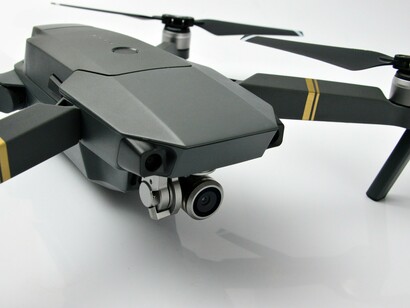 Drone de monitoramento. Delegar responsabilidades de tomada de decisão à IA ameaça exacerbar a discriminação, a desigualdade econômica e a erosão da responsabilização. Diretrizes interdisciplinares e éticas que promovam justiça, responsabilização e não discriminação ajudarão a abordar essas questões. À medida que a IA ganha autonomia, será necessário ter estruturas que responsabilizem as organizações pela transparência