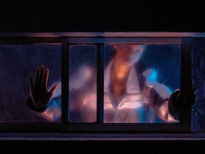 Você não precisa mais se proteger de tudo. Mas seu sistema nervoso não sabe disso. Então continua rejeitando. Continua bloqueando. Continua interpretando cada oferta de ajuda como uma ameaça à sua autonomia