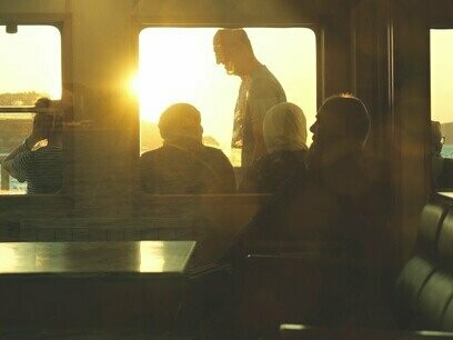 Tentar ganhar, tentar atingir propósitos gera ansiedade, pois é retirar-se do presente, de sua realidade, obrigando a realização de contorcionismos. É a espera adiada, sempre renovada pela fé em “dias melhores” ou na “proteção de Deus”. É esperar o que não chega, mas deverá chegar. Adiar o adiado é o impossível conseguido pelo ser humano quando ele não aceita limites e nem a própria realidade