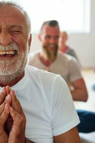 A prática da meditação em grupo ajuda idosos a fortalecerem conexões sociais, melhorarem a saúde mental e criarem um senso de pertencimento