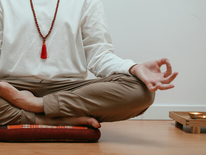 En muchas tradiciones, lo divino no se piensa con la mente, sino que se experimenta como una fuerza viva que conecta, transforma y guía desde adentro