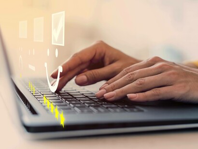 Mani sulla tastiera con le stelle: le mani che digitano sulla tastiera sono connesse visivamente a un'esplosione di stelle e a un'icona felice, simboleggiando la generazione di un feedback positivo che premia l'esperienza offerta