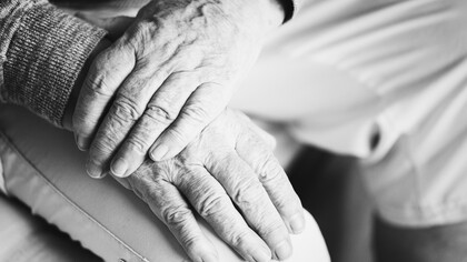 Embora o tremor essencial e o tremor parkinsoniano possam parecer semelhantes à primeira vista, eles são condições distintas com características, causas e abordagens de tratamento diferentes. O tremor essencial é geralmente uma condição benigna, embora possa ser incapacitante em casos graves, enquanto o tremor parkinsoniano é um sinal de uma doença neurodegenerativa progressiva