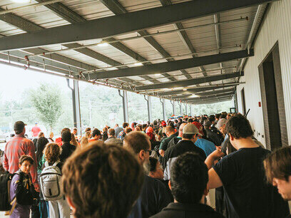 Comme une foule attendant d'embarquer, beaucoup restent figés devant l’ampleur de la tâche, estimant que le changement ou l’action est trop compliqué pour être entrepris