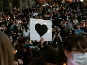 Por que não saímos da bolha?  O sarcasmo aqui não é riso leve, mas defesa, espada e escudo ao mesmo tempo. Ele nasce do cansaço de quem já não tolera a hipocrisia travestida de “civilização”. Ora, ora meus caros leitores e amigos; criticamos os viciados e ficamos tal como eles — implorando por drogas lícitas (lê-se liberadas pelo governo) nas farmácias da vida quando ainda estamos sem o receituário em mãos
