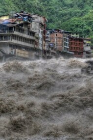 El río Urubamba agitado en Aguas Calientes, Cusco, Perú