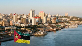 Maputo, Moçambique. Apesar de esta música ter sido lançada na década de 2000, retratando a realidade de forma crítica e denunciando as estruturas de poder, a precariedade, a pobreza, a fome, opressão, entre outras realidades sociais de Moçambique do então, estas nuances são, até aos dias que correm, recorrentes, marcando assim a sua atemporalidade