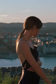 In The Worst Person in the World (2021), Joachim Trier tells the story of a young woman caught between love, work, and self-doubt, gradually coming to terms with her evolving identity