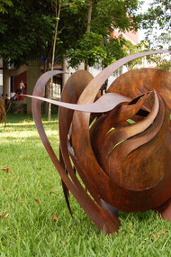 Francisco Martínez. Latente. 2004. Acero patinado. Coleccion Universidad Metropolitana de Caracas.Sendero de Esculturas 2006