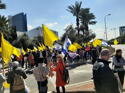 El mundo observa con preocupación el desenlace de uno de los conflictos más complejo y prolongado de la historia moderna. Acompañando la procesión fúnebre de Shiri Ariel y Kfir Bibas, quienes fueron asesinados  en el Centro Matam en Haifa, Israel