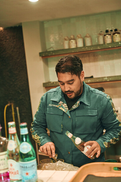 Su trayectoria se construyó desde la práctica diaria, la curiosidad y el trabajo con mentores, lo que lo llevó a desarrollarse profesionalmente en algunos de los escenarios más exigentes de la coctelería internacional
