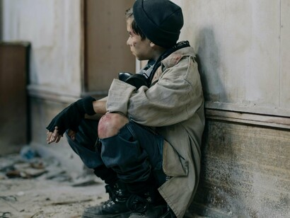 Eu fecho a boca e seguro a respiração, do jeito que faço quando me escondo em brincadeira, só que dessa vez não tem ninguém contando até dez