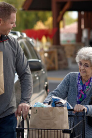 Una de las críticas que se hacen a la urbanidad es que distingue a la gente pues manda que se le dé trato también distinto