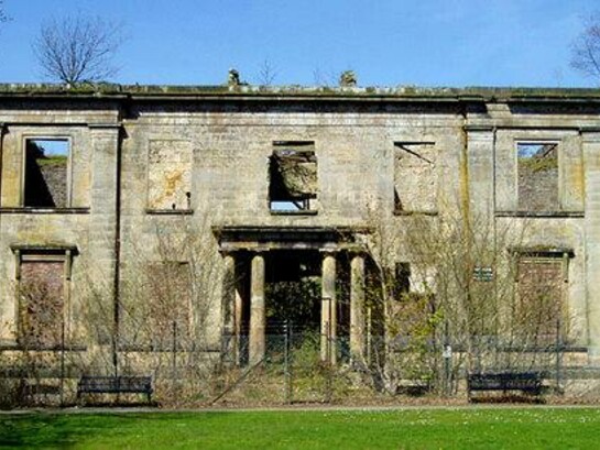 Es así como "la España vacía, donde se halla la mayor concentración de pueblos abandonados de Europa". Casa abandonada pero aín de pie