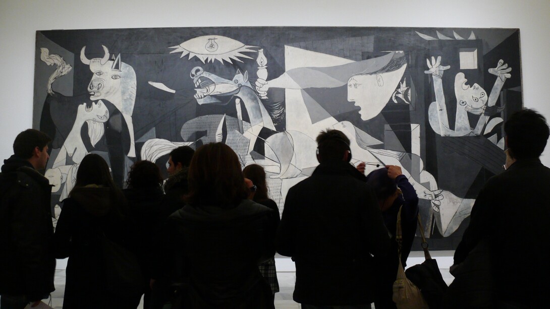 Visitatori del Museo Nacional Centro de Arte Reina Sofía osservano la "Guernica" di Picasso, Madrid, Spagna. 
È una continua Guernica, la forza. Stare in questa guerra mentre provi a dipingere armonia