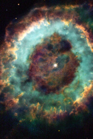 NGC 6369 es una nebulosa planetaria en la constelación de Ofiuco. Representa el destino final de una estrella de masa similar al Sol que, tras finalizar la fase de gigante roja, expulsa sus capas exteriores hacia el espacio