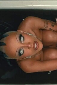 Doja no videoclipe de Demons (2023)