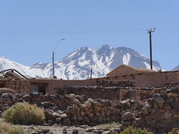 Cada muro de piedra seca, cada canal que serpentea siguiendo el relieve, es una conversación con la memoria. Socaire, Atacama, Chile