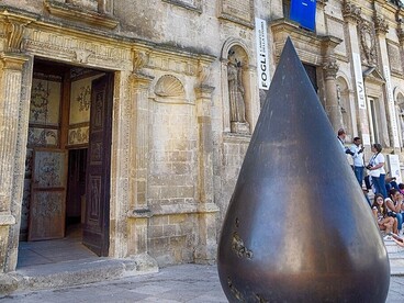 Kenjiro Azuma, “MU 765 G”, esprime una profonda riflessione sul rapporto tra uomo, natura e spazio, inserendosi armoniosamente nel contesto storico e culturale dei Sassi. Foto di Holger Uwe Schmitt