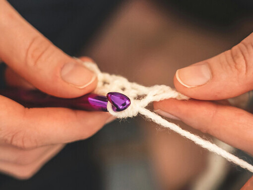 Entre hilos y lanas, el crochet se vuelve un lenguaje silencioso que expresa intención, cuidado y dedicación