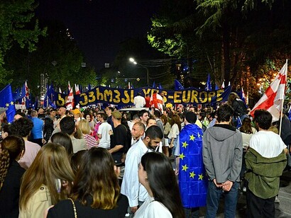 Proteste pro-democrazia a Tbilisi, in Georgia nel 2024. Una città che si riempie di corpi e di futuro: la folla diventa voce europea