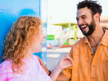 Amici che ridono di gusto