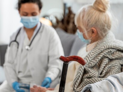 Nelle case di riposo, molti anziani vivono un tempo sospeso, dove i ricordi pesano più delle giornate che scorrono uguali