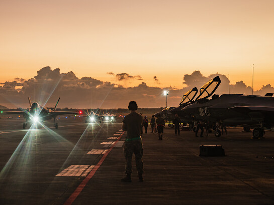 Jefes de tripulación de la Fuerza Aérea de EE. UU. observan cómo un F-35A Lightning II se desplaza por la pista tras acciones militares en Venezuela, 3 de enero de 2026