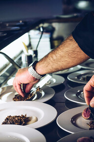 Finalização de pratos. Nestes restaurantes, ter à disposição este tipo de iguarias significa, em primeira mão, satisfazer os seus clientes