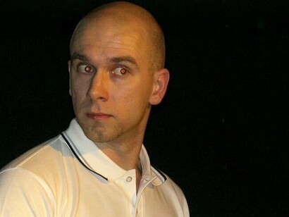 Grupo musical skinhead Operace Artaban pelo concerto em České Budějovice, República Tcheca, 2008. Talvez numa tentativa de mudar o sistema, os eleitores votem naqueles que têm a “coragem” de dizer o que mais ninguém diz. Contudo, não creio que sejam os partidos dos extremos, tanto faz ser de direita ou de esquerda que, nos irão arranjar as soluções que há tanto tempo pedimos