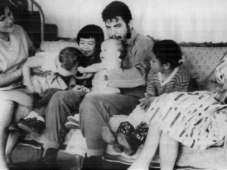 Che Guevara e sua família, da esquerda para a direita: Aleida March, Camilo, Hilda, Che con Celia en brazos, 1963. Fonte Escritório de Assuntos Históricos do Conselho de Estado de Cuba