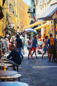 Rua de restaurantes. Respirar tradições, conhecer territórios, testemunhar a fidelização de costumes herdados, aguçar experiências sensoriais e imprimir na memória detalhes que as fotos e os vídeos não conseguem descrever
