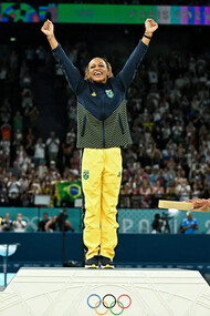Rebeca Andrade, Simone Biles e Jordan Chiles subiram ao pódio, não apenas para conquistar medalhas, mas para simbolizar uma vitória significativa contra o passado de escravidão e racismo. Foto: Gabriel Bouys/AFP