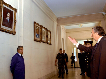El presidente Néstor Kirchner ordena que se descuelguen los cuadros de los genocidas Jorge Rafael Videla y Reynaldo Bignone del Colegio Militar en El Palomar, 24 de marzo de 2004