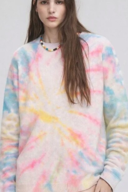 La modella indossa un capo dalla Landscapes Capsule Winter wonderland crew di Canessa