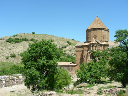 La milenaria iglesia de la Santa Cruz se ha conservado en muy buenas condiciones. El lago de Van y la catedral de la Santa Cruz en la isla de Akdamar, Van, Turquía