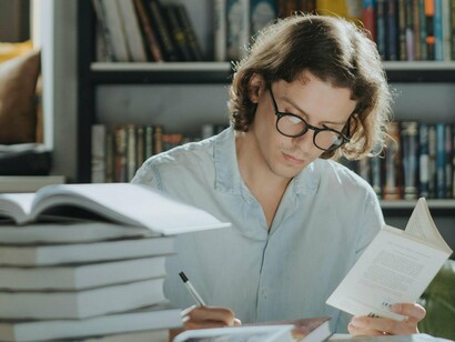 Do desconforto e do enviesamento informativo ao caos anunciado pelos mesmos do costume, mais interessados em embolsar mais poder e alarve lisonja, sempre a história que dizem querer fazer, os vai desmentido, feliz e livremente continua esta humanidade a trilhar caminho mais ou menos pedregoso e ínvio ou mais empenhado e motivado pela utopia do devir pacífico, solidário e sem limites…