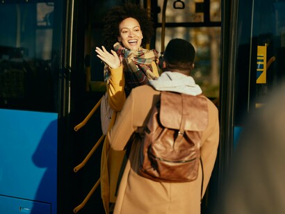Passageiros se despedem em frente a ônibus. Esse elemento latino "omni"- é muito produtivo em português e permitiu formar palavras como onisciência, onipotência, onívoro e ônibus, palavra que, na sua origem, tem o sentido de “para todos”