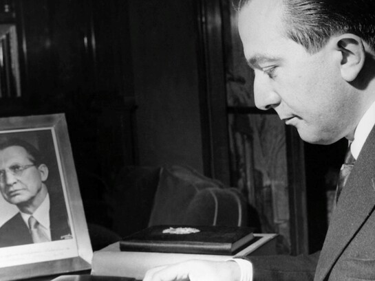 Giulio Andreotti nel suo studio a Roma, con una foto di Alcide De Gasperi, negli anni Cinquanta