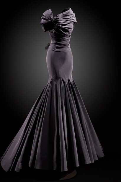 Abito da sera lungo in taffettà nero, corpino drappeggiato, ripreso sul fianco e annodato sul dietro. Il drappeggio della gonna è ancorato a 9 strisce di taffetà. Alaïa Couture autunno  inverno 2003 © Julien Vidal