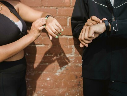 La integración de los wearables con plataformas de salud facilita el acceso remoto a datos para médicos, optimizando el tratamiento de enfermedades crónicas