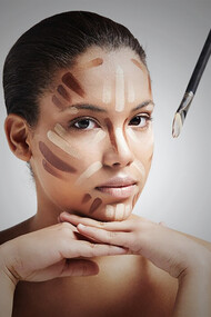 Woman with bold brows and corrector lines on her face, representing the 2010s beauty trends. Foundation makeup from the 2000s with heavy contouring