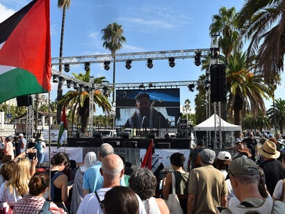 La flottiglia, composta da oltre 50 imbarcazioni civili e con delegazioni provenienti da 44 Paesi, è considerata il più grande sforzo marittimo di solidarietà mai organizzato, con più di 15.000 partecipanti registrati. Nella foto i momenti che anticipano la partenza dal porto di Barcellona di una parte della Global Sumud Flotilla