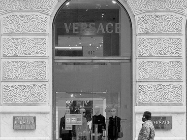 Gianni Versace, con motivi classici e colori accesi, univa cultura e audacia