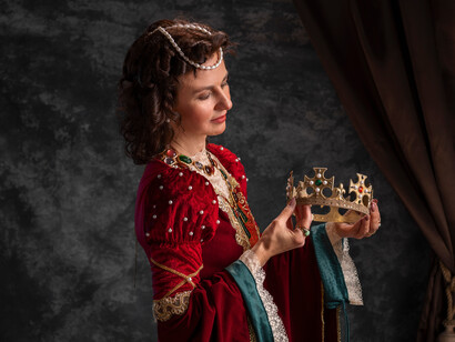 Elle porte le diadème, montrant la continuité entre l’art ancien et la mode actuelle