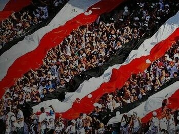 A multidão constitui um ator social ativo, uma multiplicidade que age. (Negri, 2004, p.17-18)”<sup>1</sup> Para tanto, destaca-se o documentário realizado pela aluna Maria Eduarda em seu Trabalho de Conclusão de Curso (TCC), intitulado Recife do Santa, no qual apresenta várias entrevistas de alguns torcedores apaixonados pelo Santa Cruz e pela sua fiel torcida