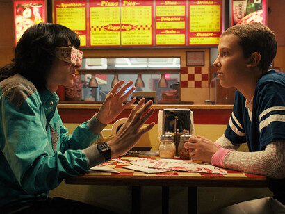 Su éxito reside en cómo las referencias culturales de los ochenta articulan un puente emocional con quienes vivieron esa época o la heredaron a través de la televisión latinoamericana