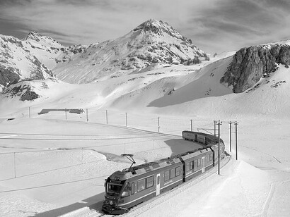 O trem se aproximava com seu som metálico e estridente, e eu podia sentir a hesitação crescer nas pessoas ao redor. Algumas ajeitavam as malas, outras trocavam olhares rápidos, tentando buscar coragem nos olhos de desconhecidos