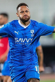 A idolatria por Neymar entre jovens estudantes reflete uma carência de representações diversificadas e uma busca por modelos que inspirem identidade e sucesso. Essa admiração demonstra como figuras midiáticas influenciam as aspirações e valores de uma geração